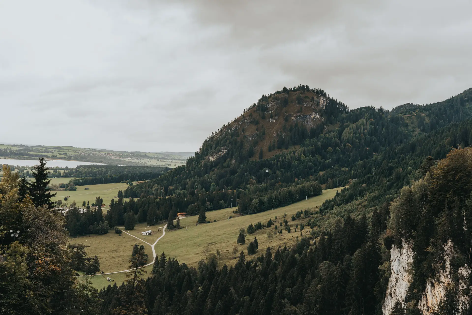 Friedliche Berglandschaft im bayerischen Wald