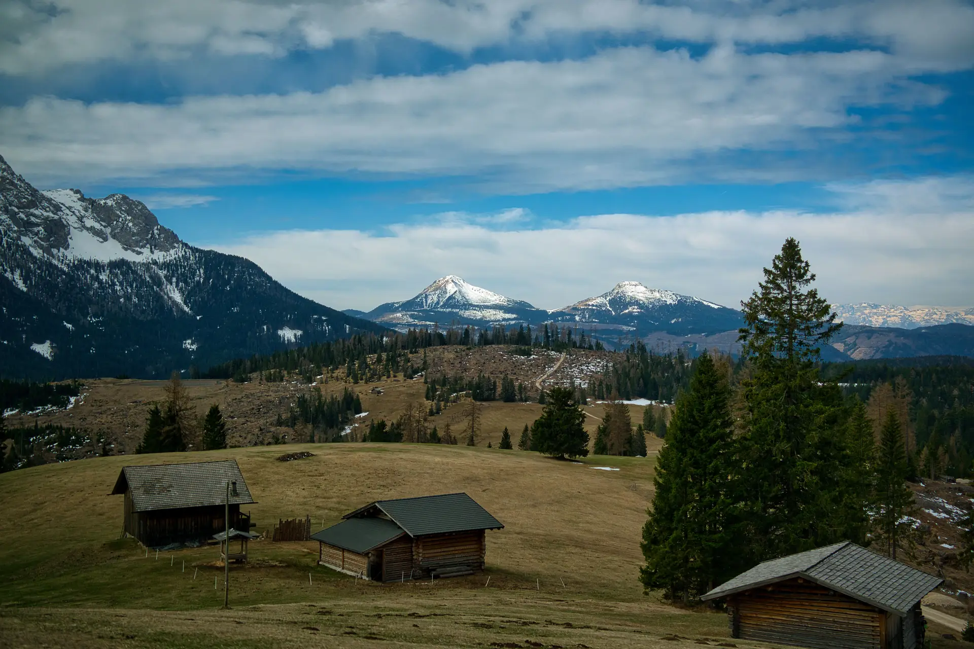 Berglandschaft in Südtirol mit Hütten