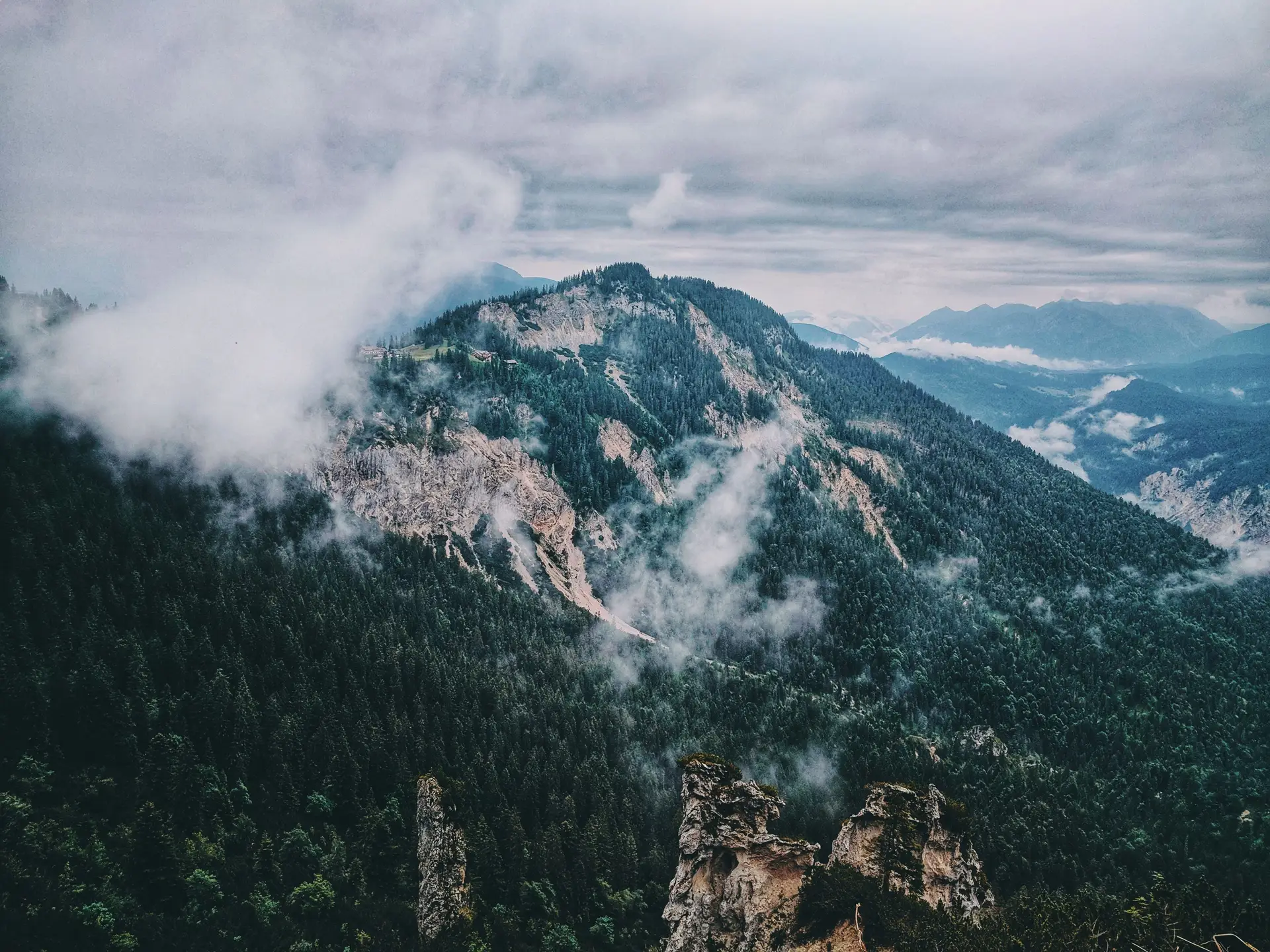 Nebel über den Bergen in Schwangau