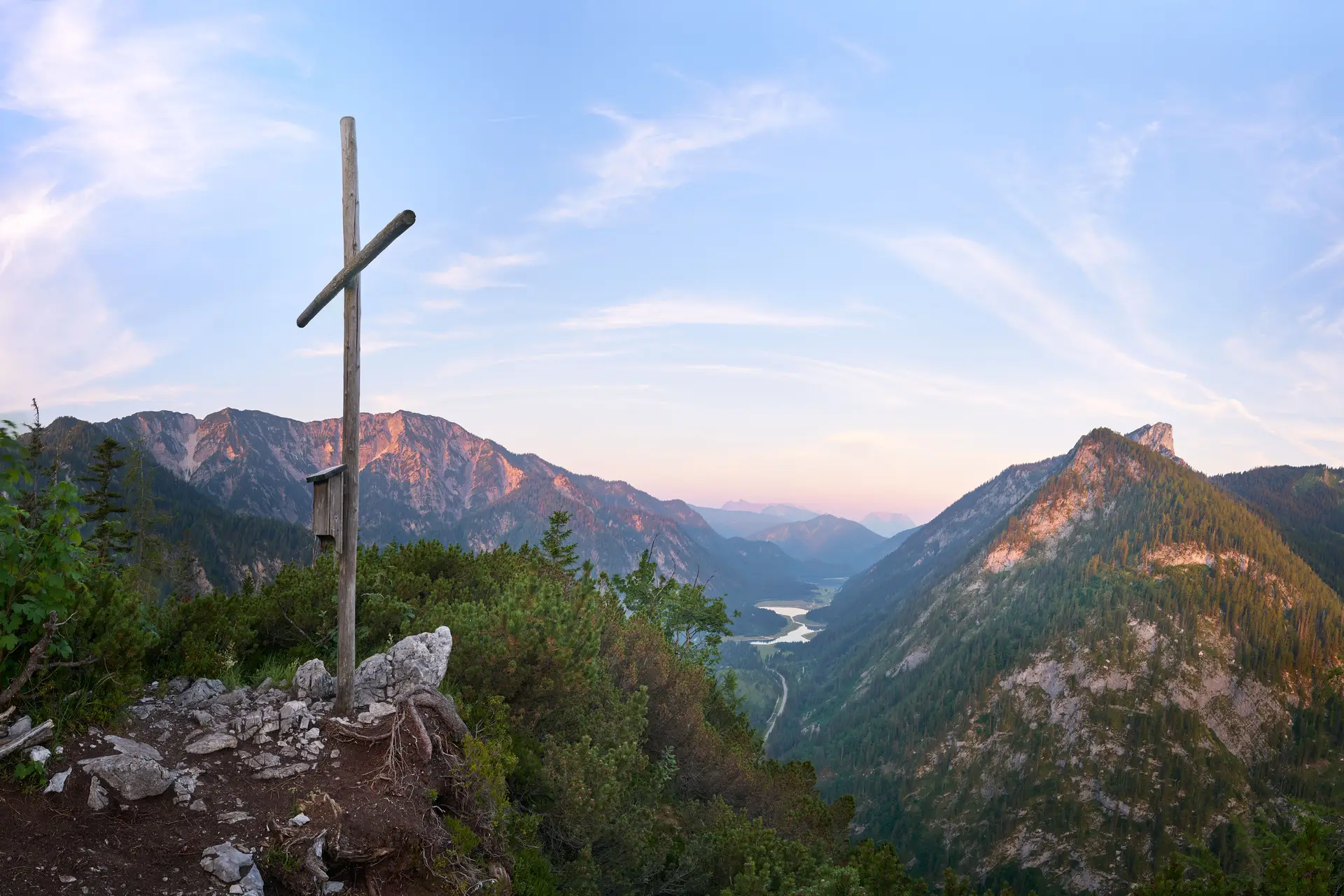 Gipfelkreuz bei Sonnenuntergang
